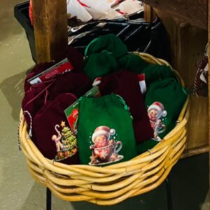 Story Book Cakes - Green Gingerbread Man Bag 2 x Mud Cake in a Mug, Gold Spoon